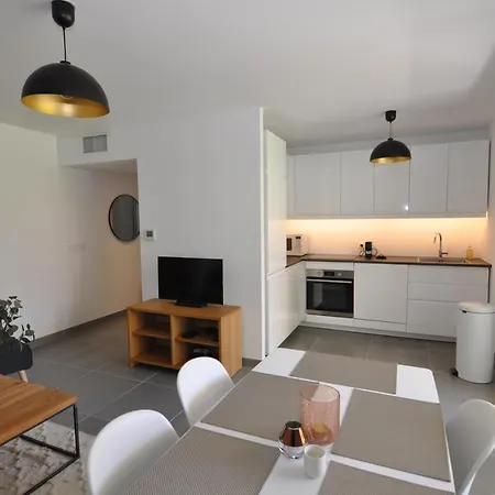 Fantastic Two-bedroom With Garden Near The Apartment